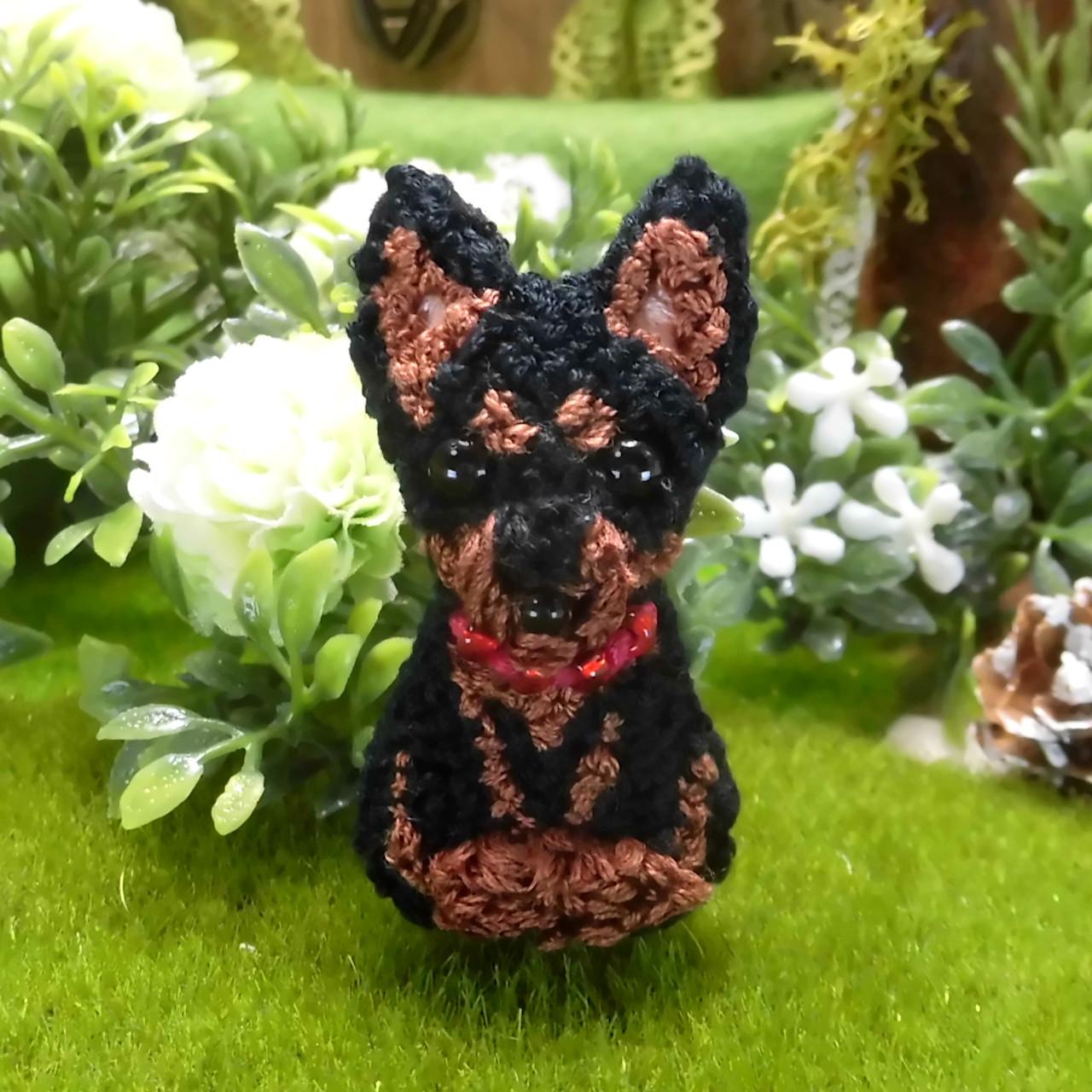 ふわもこ刺繍のミニチュアピンシャー(ブラックタン・立ち耳) ピンバッチ (ピンズ ピンブローチ) NO.011枚目の画像